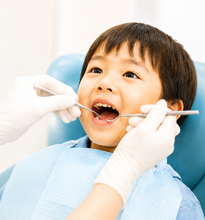 むし歯治療を受ける子ども