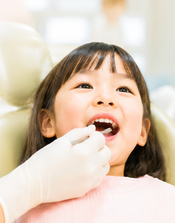 歯のクリーニングを受ける子ども