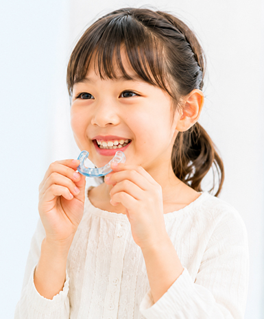 小児矯正装置を持つ子ども