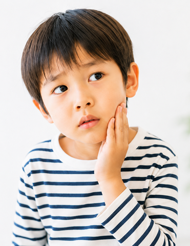 歯の痛みを気にする子ども
